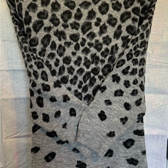 Plus Size Animal Print Cozy Sweater. Gray. Size 26/28. V neck - Picture 2 of 6